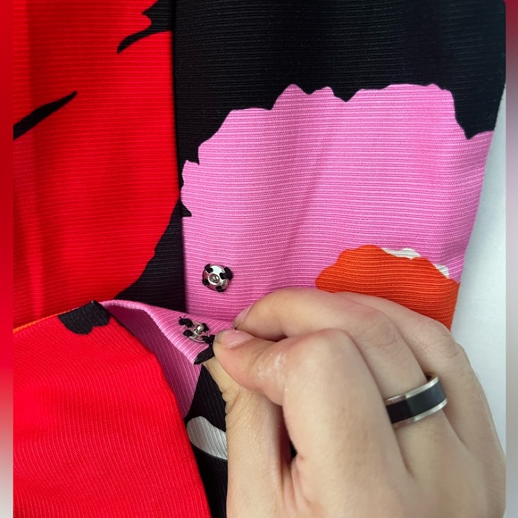 Pictures of front and back Inside out and for the bow theres buttons to clip it - Picture 6 of 9